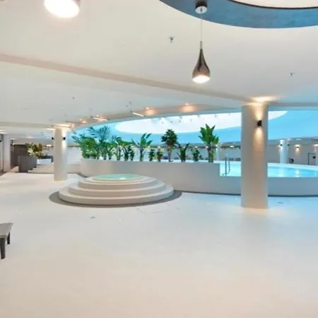Hanza Tower Sky 22 Pool & Jacussi Daire